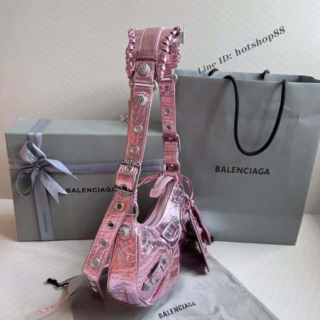 Balenciaga專櫃爆款肩背包 巴黎世家珠光粉鱷魚紋鑽石五金blingbling Le Cagole月牙包 fyj1589